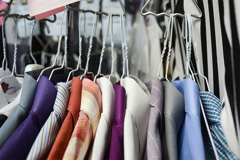 Lavandería Lavo Press camisas en ganchos